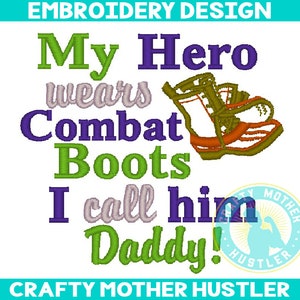 Puede incluir: Un diseño de bordado sobre un fondo blanco con el texto "My Hero wears Combat Boots I call him Daddy!". El diseño incluye una ilustración de botas de combate y las palabras son de varios colores.