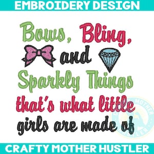 Op de afbeelding: Een borduurontwerp met de tekst "Bows, Bling, and Sparkly Things that's what little girls are made of." Het ontwerp bevat een roze strik, een diamant en de woorden in groen, rood en zwart.