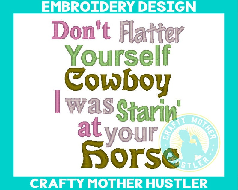 Op de afbeelding: Borduurwerk met de tekst "Don't Flatter Yourself Cowboy I was Starin' at your Horse" in roze, groen en bruin garen. Het ontwerp bevat ook een kleine cirkel met de tekst "Crafty Mother Hustler" in wit garen.
