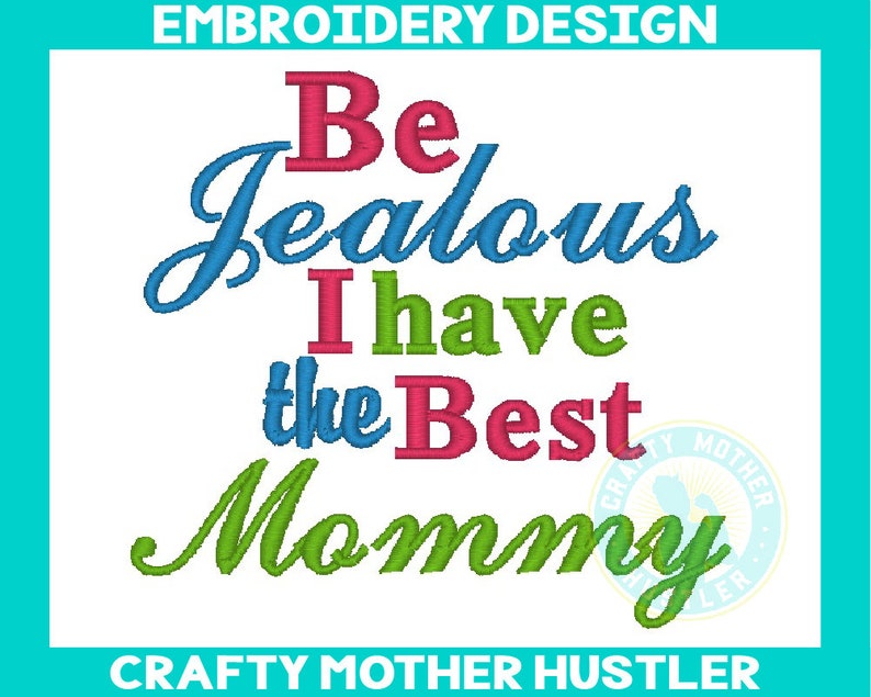 Op de afbeelding: Borduurwerk met de tekst "Be Jealous I have the Best Mommy" in groene, blauwe, roze en rode letters. Het ontwerp bevat een kleine cirkel met de tekst "Crafty Mother Hustler" in witte letters.