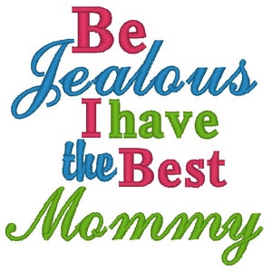 Op de afbeelding: Be Jealous I Have the Best Mommy in groene, blauwe, roze en rode letters.