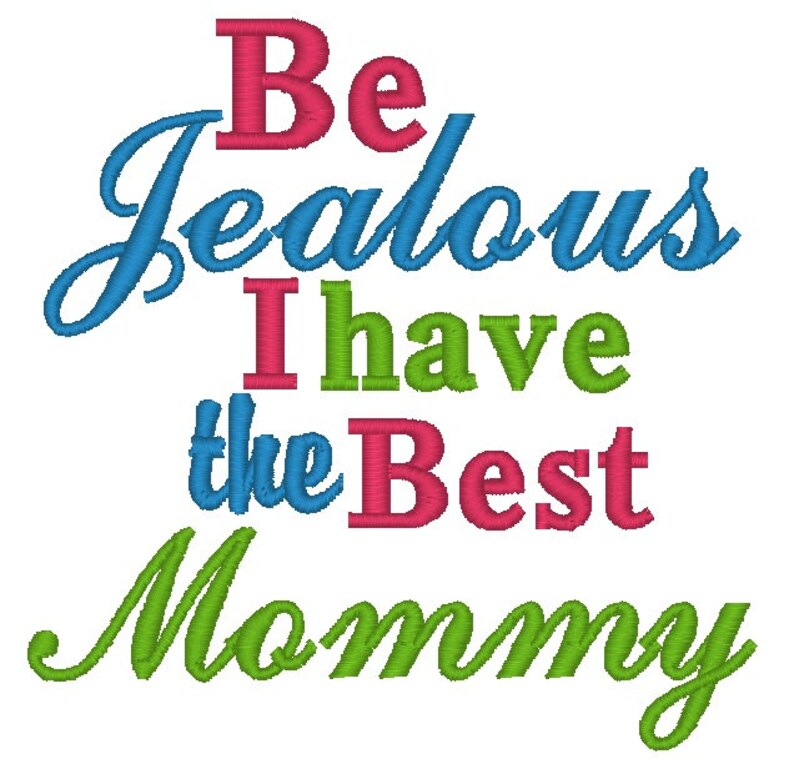 Op de afbeelding: Be Jealous I Have the Best Mommy in groene, blauwe, roze en rode letters.