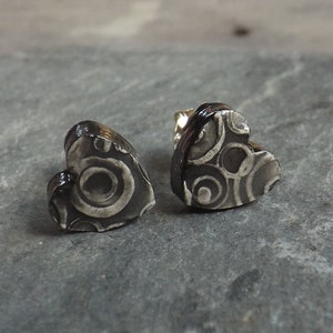 Aretes de corazón de cerámica y plata de ley en negro, blanco y gris