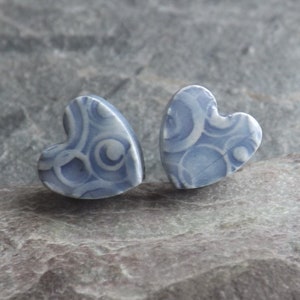 Aretes con forma de corazón de cerámica y plata de ley en azul lavanda
