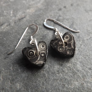 Pendientes de cerámica con forma de corazón hechos a mano en negro, blanco y gris