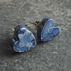 Aretes con forma de corazón de cerámica y plata de ley en azul