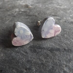 Pendientes de botón con forma de corazón de cerámica y plata de ley en tonos lavanda y morado