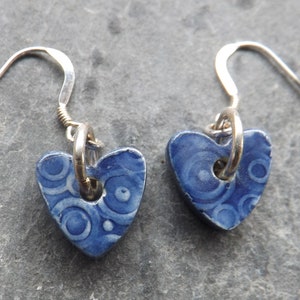 Pendientes colgantes de cerámica en forma de corazón hechos a mano en azul