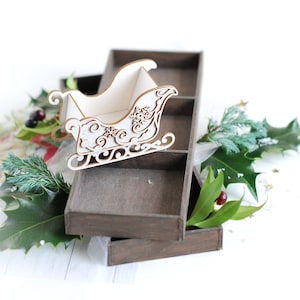 Colección navideña: trineo de Papá Noel en 3D con espirales y copos de nieve: tablero aglomerado decorativo cortado con láser