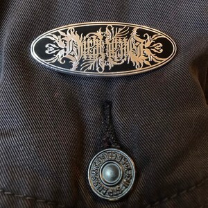 Dickkopf (Kalligrafie-Mehrdeum) Emaille-Pin