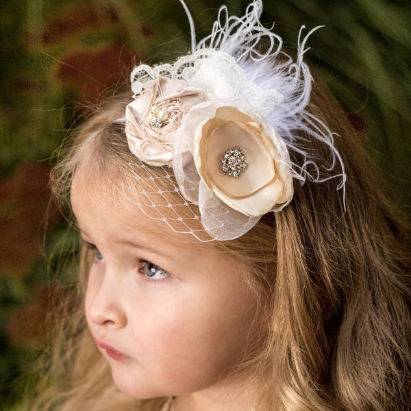 Serre-tête Penelope Flower Girl, rosette en satin vintage, perles, strass, filet pour cage à oiseaux, plumes, embellissements en dentelle