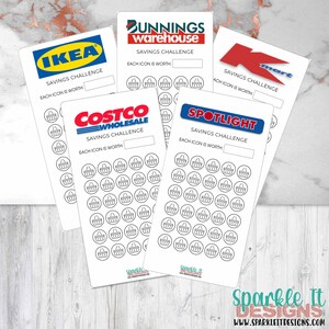 Op de afbeelding: Een printbare spaaruitdagingstracker met logo's van populaire winkels zoals IKEA, Bunnings Warehouse, Kmart, Costco Wholesale en Spotlight. Elke tracker heeft een ruimte om de waarde van elk pictogram in te vullen en 60 pictogrammen om in te kleuren terwijl je spaart.