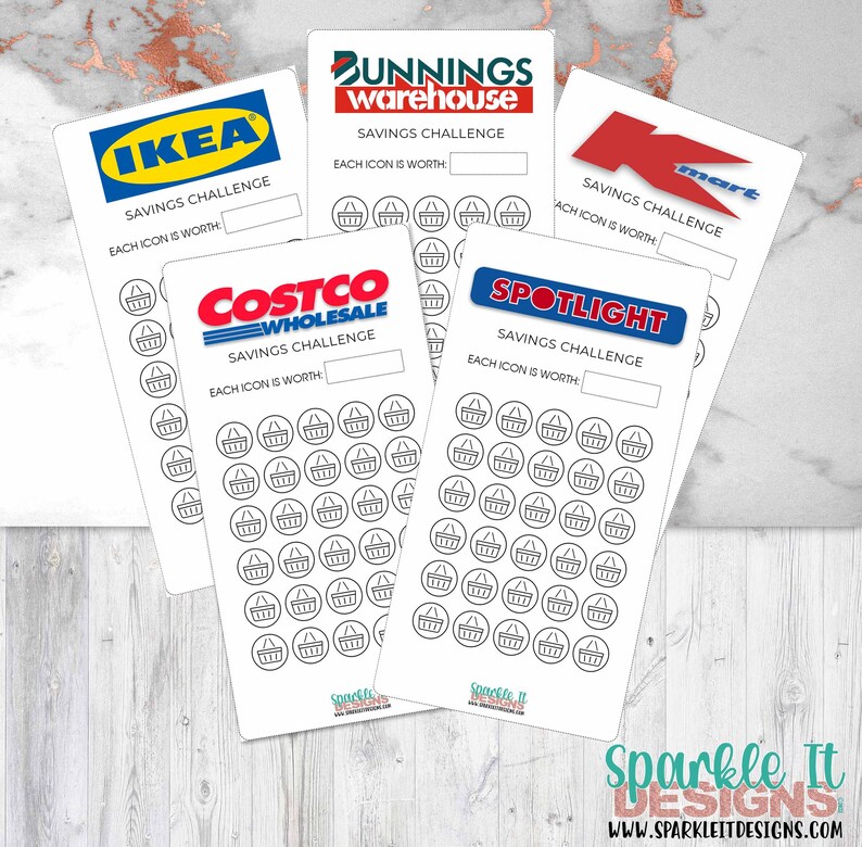 Op de afbeelding: Een printbare spaaruitdagingstracker met logo's van populaire winkels zoals IKEA, Bunnings Warehouse, Kmart, Costco Wholesale en Spotlight. Elke tracker heeft een ruimte om de waarde van elk pictogram in te vullen en 60 pictogrammen om in te kleuren terwijl je spaart.