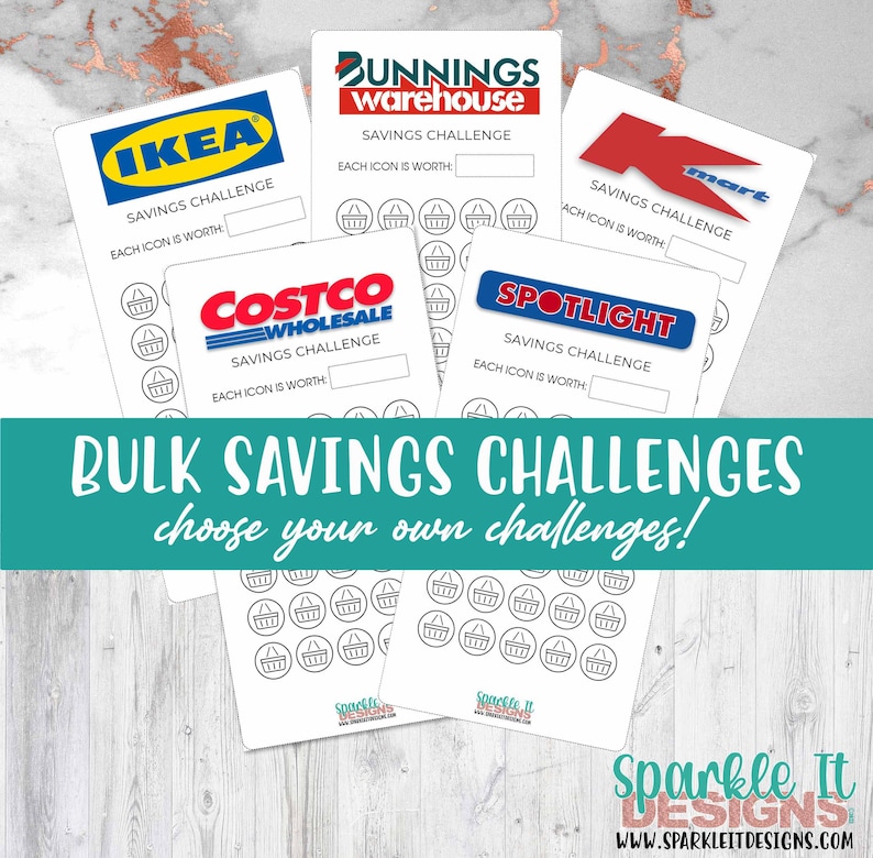 Op de afbeelding: Een printbare spaaruitdagingstracker met een witte achtergrond en zwarte winkelwagenpictogrammen. De tracker bevat logo's van populaire winkels zoals IKEA, Bunnings Warehouse, Kmart, Costco Wholesale en Spotlight. De tekst "Bulk Savings Challenges choose your own challenges!" staat onderaan de pagina.