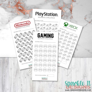 Op de afbeelding: Vier printbare vellen voor een gaming spaaruitdaging. Elk vel heeft een ander gaming console logo: Nintendo, PlayStation, Xbox en een generiek "Gaming" logo. Elk vel heeft een ruimte om "Sparen voor:" te schrijven en een raster met pictogrammen om in te kleuren terwijl je spaart. Het "Gaming" vel heeft een ruimte om de waarde van elk pictogram te schrijven.