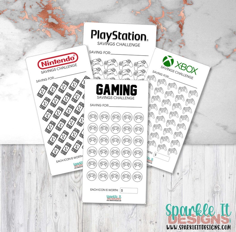 Op de afbeelding: Vier printbare vellen voor een gaming spaaruitdaging. Elk vel heeft een ander gaming console logo: Nintendo, PlayStation, Xbox en een generiek "Gaming" logo. Elk vel heeft een ruimte om "Sparen voor:" te schrijven en een raster met pictogrammen om in te kleuren terwijl je spaart. Het "Gaming" vel heeft een ruimte om de waarde van elk pictogram te schrijven.