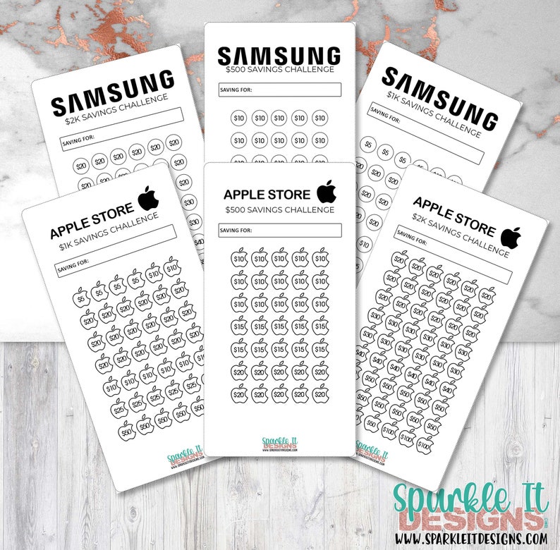 Op de afbeelding: Vier printbare spaaruitdagingen voor Samsung- en Apple-producten. Elke tracker heeft een raster met zwarte en witte appelpictogrammen met dollarbedragen ernaast. De trackers zijn ontworpen om gebruikers te helpen geld te sparen voor een specifiek doel.