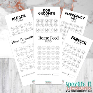Op de afbeelding: Zwart-witte printbare trackerbladen om geld te sparen voor verschillende dierzorgbehoeften. De bladen bevatten verschillende pictogrammen voor elk fonds, zoals een hond, een paard, een alpaca en een hoefijzer. Elk blad heeft een ruimte om de waarde van elk pictogram in te vullen.