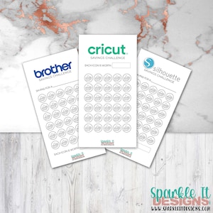 Op de afbeelding: Drie afdrukbare spaaruitdagingstrackers voor Cricut, Silhouette en Brother snijmachines. Elke tracker heeft een raster met 100 pictogrammen, die elk een spaardoel voorstellen. De tekst "SAVINGS CHALLENGE" staat bovenaan elke tracker.