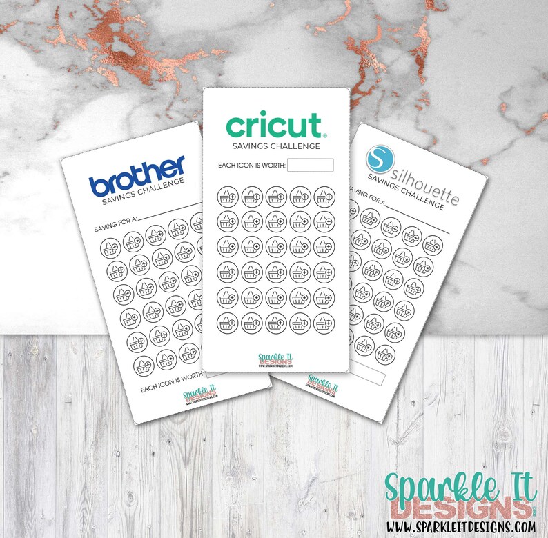 Op de afbeelding: Drie afdrukbare spaaruitdagingstrackers voor Cricut, Silhouette en Brother snijmachines. Elke tracker heeft een raster met 100 pictogrammen, die elk een spaardoel voorstellen. De tekst "SAVINGS CHALLENGE" staat bovenaan elke tracker.