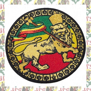 Può includere: Una toppa ricamata circolare raffigurante un leone dorato che indossa una corona e tiene un bastone con una bandiera rossa, gialla e verde. Lo sfondo è composto da strisce orizzontali rosse, gialle e verdi, racchiuse da un bordo nero.