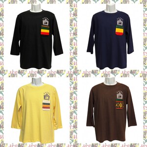 以下が含まれることがあります： ライオンと旗のグラフィックプリントが施された長袖Tシャツ4枚。シャツは黒、紺、黄、茶色です。