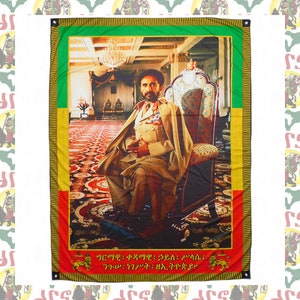 Pode incluir: Uma bandeira vermelha, amarela e verde com um retrato de um homem em uniforme militar sentado em um trono. A bandeira tem o texto "እግዚአብሔር ፍቅር ነው ፤ እግዚአብሔር ሰላም ነው ፤ እግዚአብሔር ነፃነት ነው ፤ እግዚአብሔር አንድነት ነው" em amárico.