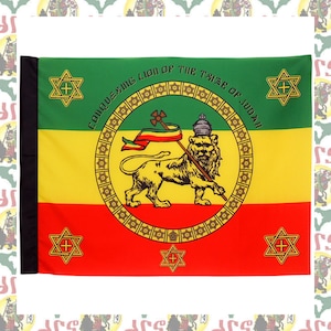 Puede incluir: Una bandera verde, amarilla y roja con un león en el centro. El león sostiene un bastón con una cruz en la parte superior. La bandera tiene las palabras "Conquering Lion of the Tribe of Judah" alrededor del león. La bandera también tiene una Estrella de David con una cruz en el centro en cada esquina.