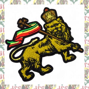 以下が含まれることがあります： 黒色の輪郭を持つ黄色のライオンと、赤、緑、黄色のリボン。ライオンは星がついた王冠をかぶっています。ライオンは十字架のついた杖を持っています。