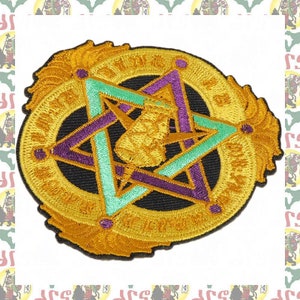 Könnte beinhalten: Ein gold gestickter Aufnäher mit einem fünfzackigen Stern in der Mitte. Der Stern ist in Lila und Grün umrandet und enthält eine goldene Glocke. Der Aufnäher ist von einem goldenen Kreis mit den Worten "The Order of the Eastern Star" in goldenen Buchstaben umgeben.