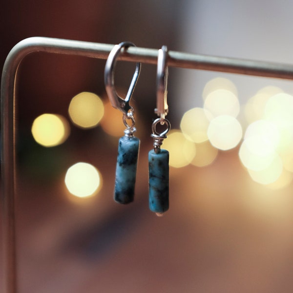 Boucles d'oreille pierre naturelle tube turquoise labradorite lapis lazuli minimalistes dorées