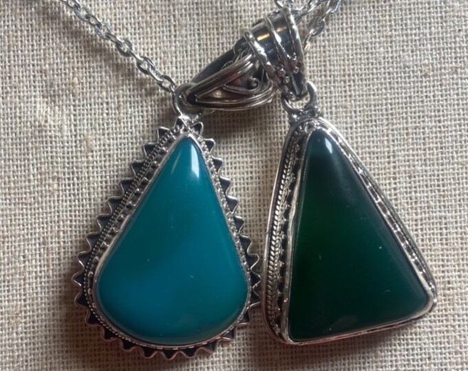 P3/28 - Natural Green Onyx Gemstone with of Silver Pendant. (T12-028)