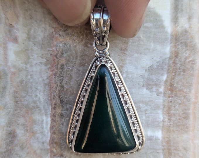 P3/28 - Natural Green Onyx Gemstone with of Silver Pendant. (T12-028)