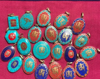 P4/3- Buddhist Om letter, Buddha Eye, Kalachakra Letter, Endless Knot Symbol Tibetan Pendant (T12-2/3)