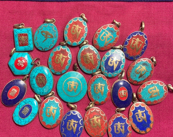 P4/3- Buddhist Om letter, Buddha Eye, Kalachakra Letter, Endless Knot Symbol Tibetan Pendant (T12-2/3)