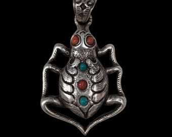 PE107 Lice pendant Tibetan silver, an ancient design of tibet. Rare design pendant.