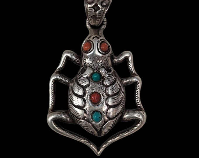 PE107 Lice pendant Tibetan silver, an ancient design of tibet. Rare design pendant.