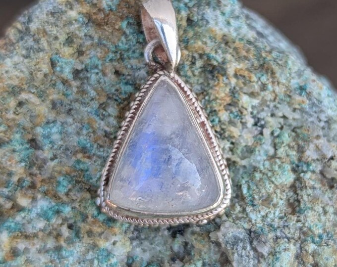 Rainbow Moonstone Silver Handmade Pendant: 925 Sterling Silver Pendant. (T1101-005.8/2)