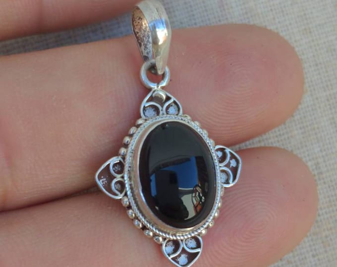 925 Sterling Silver Pendant-Oval onyx Pendant-Gift for her-Anniversary Pendant onyx silver Pendant, (T1101-002.5)