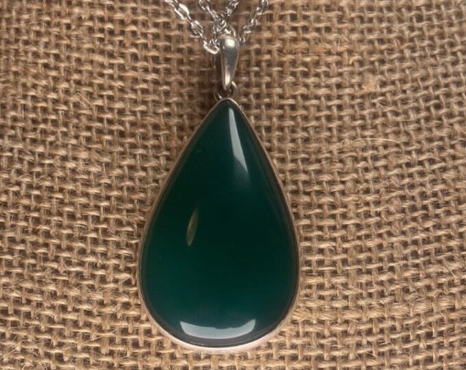 P3/27 - Natural Green Onyx Gemstone with of Silver Pendant. (T12-027)