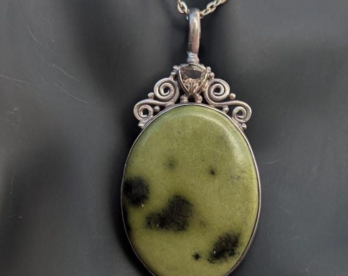 Vintage Serpentine pendant with crystal crown (p7-022)