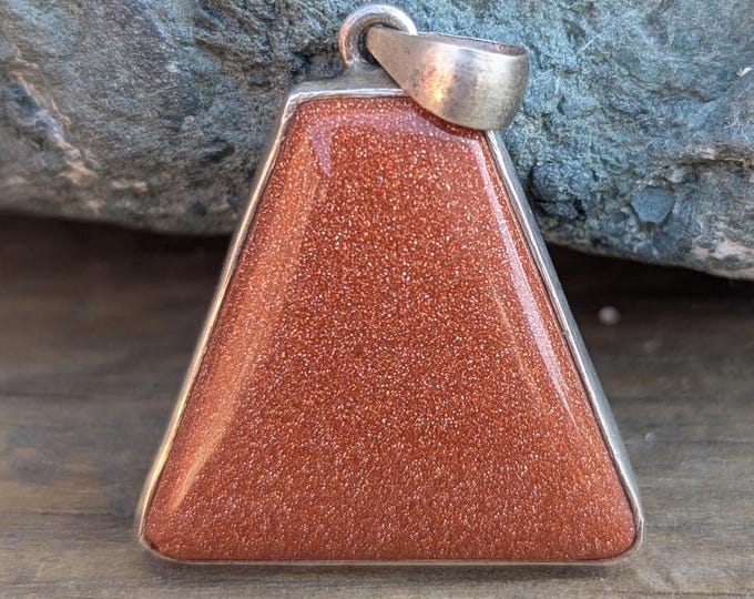 P3/13 - Natural Sunstone Pendant: 925 Sterling Silver (T12-013)