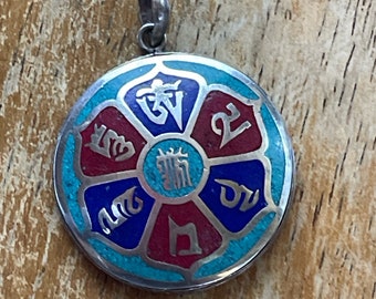 Om Mani Padme Hug, Buddhist Necklace Silver Pendant. (Central Buddha eye) (T1102-002.6)