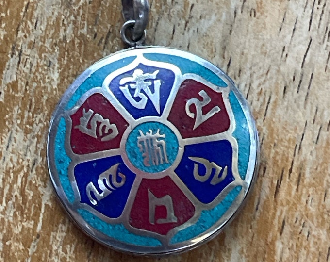 Om Mani Padme Hug, Buddhist Necklace Silver Pendant. (Central Buddha eye) (T1102-002.6)