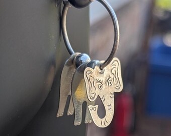 Beautiful Pair of Sterling Silver Elephant Earrings (T1102-006)