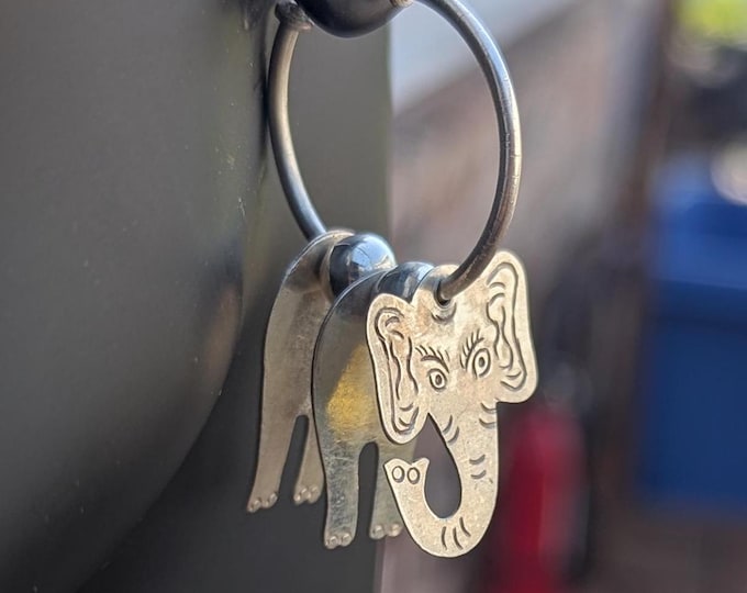 Beautiful Pair of Sterling Silver Elephant Earrings (T1102-006)