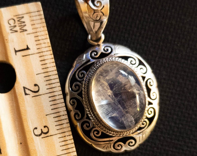 Moonstone Necklace Silver Handmade Pendant: Superb 925 Sterling Silver Moonstone Gemstone Necklace Pendant. (T1101-004.5)