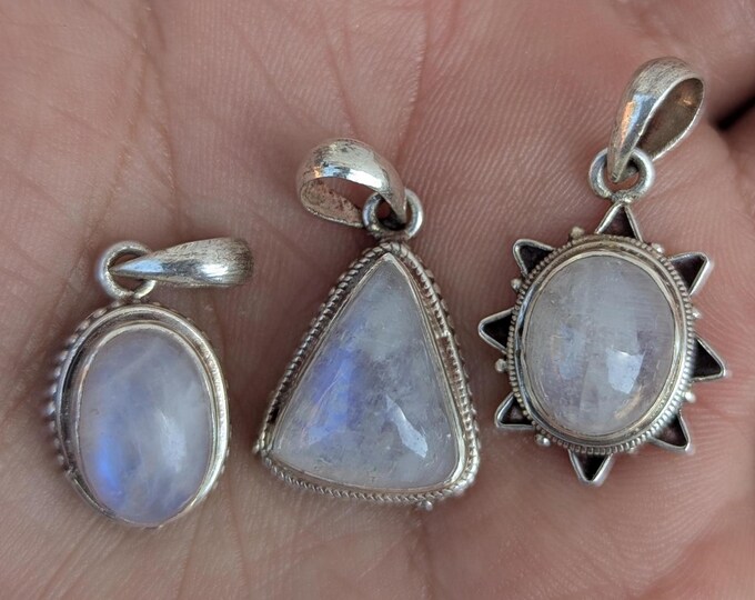 Rainbow Moonstone Silver Handmade Pendant: 925 Sterling Silver Pendant. (T1101-005.8/1)