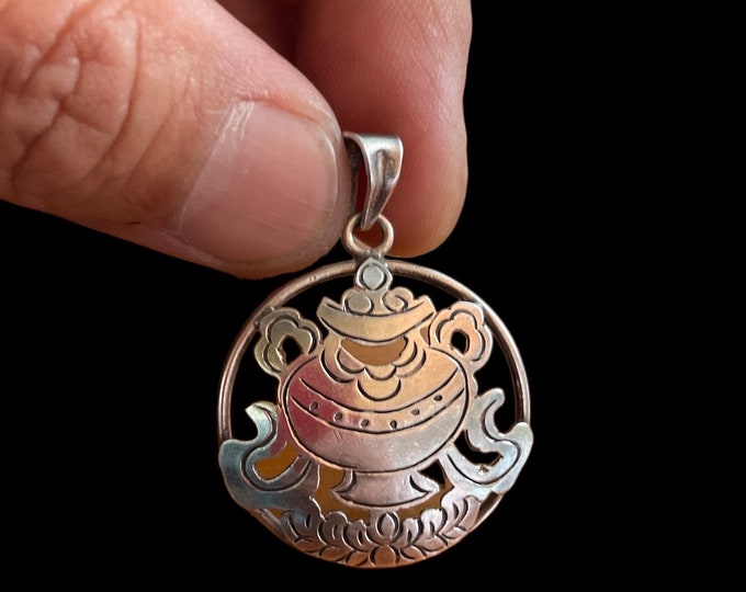 Lrg. Conch Shell of Far Renown (Silver Pendant of Auspicious symbol) (T1102-004.8)