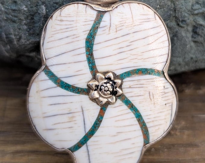 Unique Tibetan sterling silver with conch shell pendant with turquoise engraving (p7-024)
